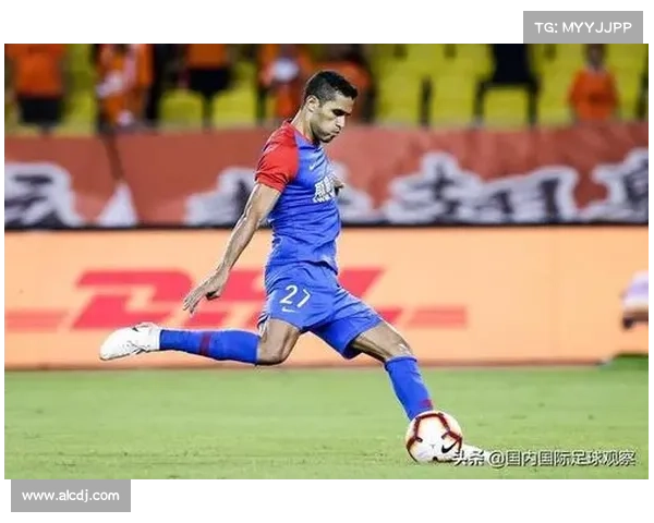 埃弗拉职业成就与足球界深远影响的全方位分析 埃弗拉职业成就与足球界深远影响的全方位分析