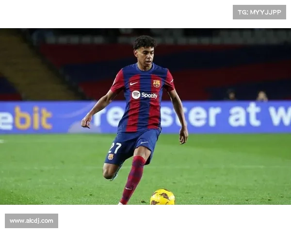 巴萨双星莱万与队友默契配合展现出色进攻实力与防守协调 巴萨双星莱万与队友默契配合展现出色进攻实力与防守协调